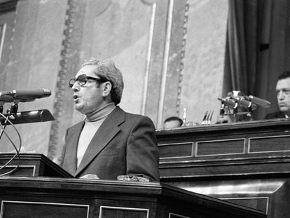 El diputado del grupo comunista Marcelino Camacho, durante su intervención en el pleno del Congreso para debatir la proposición de Ley de Amnistía, en 1977.