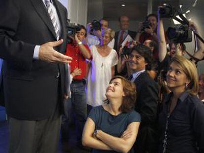 Rajoy, acompañado de Soraya Sáenz de Santamaría y Dolores de Cospedal, en la sede del PP. 