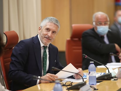 El ministro del Interior, Fernando Grande-Marlaska, junto al director general de Tráfico, Pere Navarro, con una mascarilla como protección frente a la covid-19, este lunes durante la presentación de la campaña de la DGT para el verano.