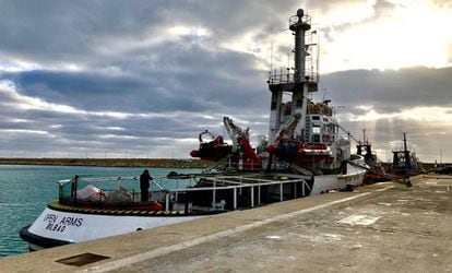 El barco de la ONG amarrado en el puerto de Pozzallo, ayer.