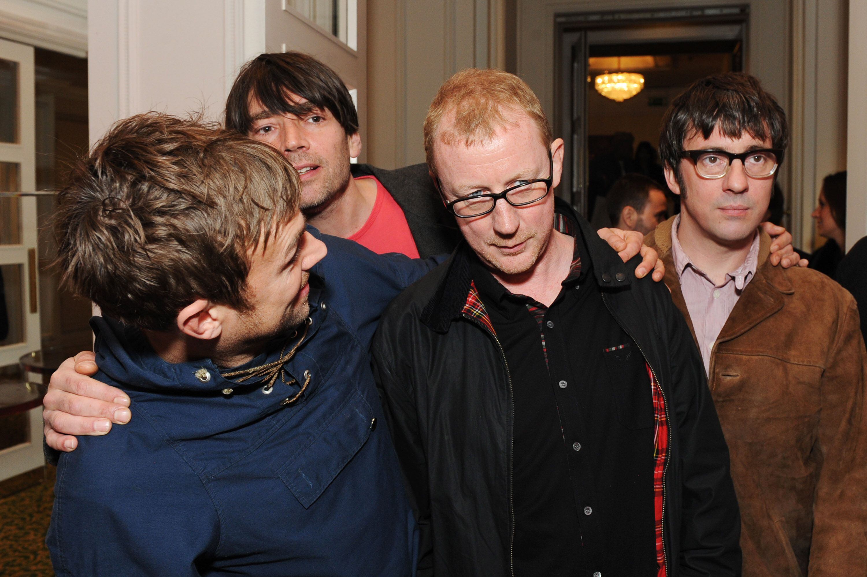 Damon Albarn abraza a Dave Rowntree (tras ellos, Alex James y Graham Coxon) en los premios de la revista Q en Londres en 2012.