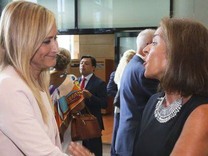 Cristina Cifuentes (a la izquierda) con Ana Botella, el pasado d&iacute;a 4 en la Asamblea de Madrid.
