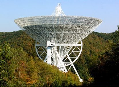Radiotelescopio de Effelsberg (Instituto Max Planck de Radioastronomía, Alemania), con un diámetro de 100 metros. Antenas gigantescas como ésta son las que nos permiten estudiar, con gran detalle, el movimiento de la Tierra.