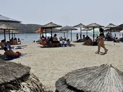 Turistas en una playa en Grecia