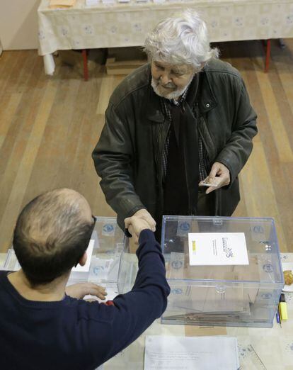 El nacionalista Xosé Manuel Beiras, portavoz nacional de Anova, que concurre este 20-D con la coalición En Marea, ejerce el derecho a voto en un colegio de Brión.