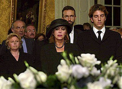 Carmen Cervera, en el centro, junto a su hijo Borja y otros allegados, durante el entierro del barón Thyssen, en Alemania.