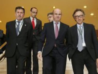 GRA219. SITGES (BARCELONA), 29/05/2014.- El ministro de Econom&iacute;a, Luis de Guindos (c), junto al presidente de Hotusa, Amancio L&oacute;pez (i) y el vicepresidente del C&iacute;rculo de Econom&iacute;a, Artur Carulla (d), a su llegada a la jornada inaugural de las XXX jornadas del C&iacute;rculo de Econom&iacute;a de Sitges (Barcelona), en la que tambi&eacute;n ha participado el presidente de la Generalitat, Artur Mas. EFE/Susanna S&aacute;ez