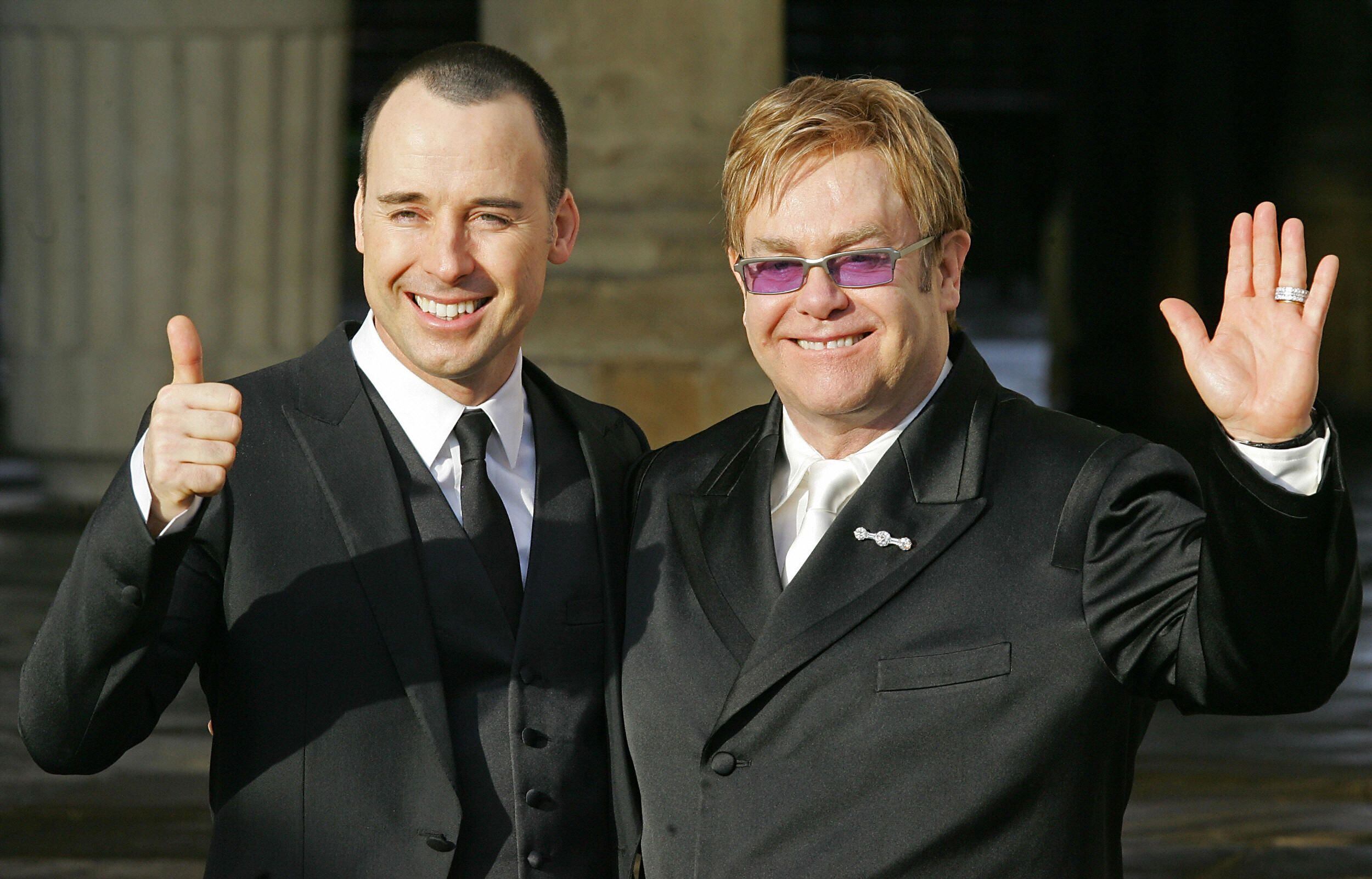 Sir Elton John y su esposo David Furnish en su boda en 2005.