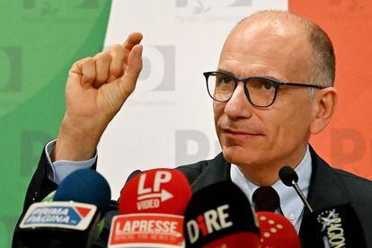 El líder de los socialdemócratas italianos, Enrico Letta, comparece este lunes en la sede del partido en Roma.