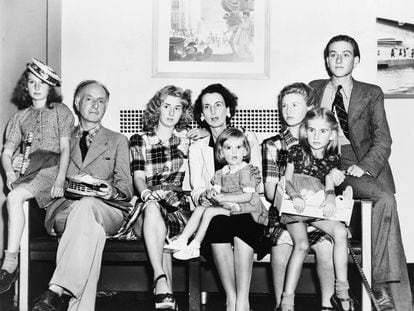 Kay Boyle junto a su segundo marido, el también escritor Lawrence E. Vail, y su familia, en 1941.