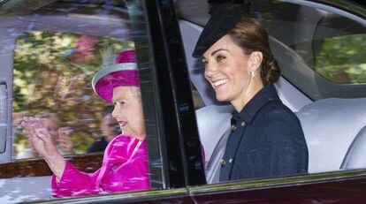 Isabel II y Kate Middleton acuden a misa cerca de Aberdeen el domingo 25 de agosto.