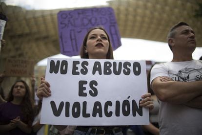 "No es abuso es violación" pancarta vista en la protesta de estudiantes de Sevilla durante la huelga de estudiantes convocada en todo el país contra la sentencia de La Manada.