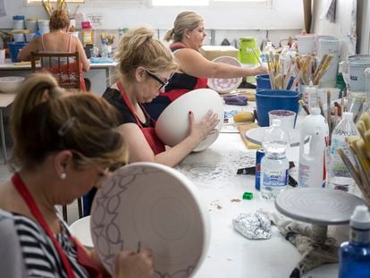 Trabajadoras de Ivan Ros decoran a mano las piezas en la fábrica de La Rambla (Córdoba).