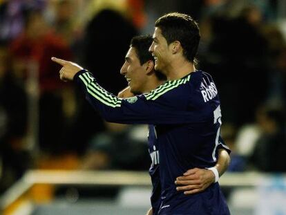 Di Mar&iacute;a celebra su primer gol, el segundo del Madrid, con Cristiano Ronaldo
