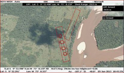 Foto aérea de la agencia peruana antidrogas (DEVIDA). En la imagen, de la selva de Perú, están marcadas una pista destruida (con círculos) y otra que los narcos hicieron justo después.