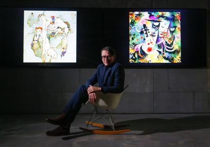 El artista Mario Klingemann, junto a las obras creadas por el artista-robot en el espacio de la  Colección Solo de Madrid.