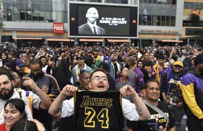 Homenaje a Kobe Bryant en las inmediaciones del Staples Center de Los Ángeles.