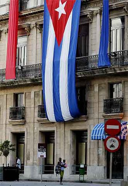 Edificio de La Habana engalanado para la Cumbre de Países No Alineados.