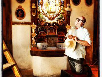 Leo Bassi en la plaza de Lavapiés donde ubica su capilla atea, "el lugar más secreto de Madrid.
