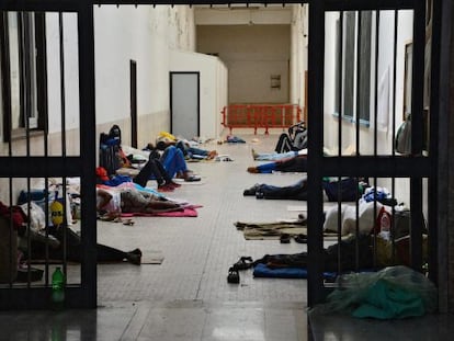 Inmigrantes en la estaci&oacute;n de la frontera &iacute;talo-francesa en Ventimiglia.