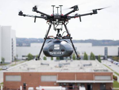 El dron de Seat que transporta components per a cotxes.
