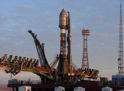 El cohete Soyuz, tras su traslado ayer a la plataforma de lanzamiento para el despegue con el telescopio <i>Corot</i>.
