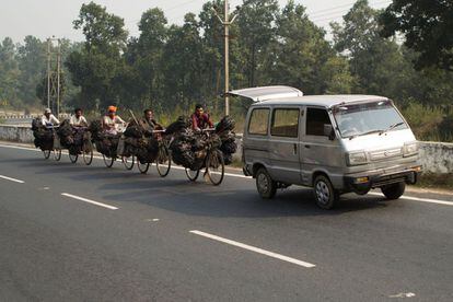 Los 'cyclewallah' se ayudan de furgonetas para ascender las pendientes de las carreteras. Los conductores cobran 60 rupias a cada ciclista, haciendo un total de 6.000 al día -77 euros-. Destinan 500 rupias -6,5 euros- a sobornar a la policía local.