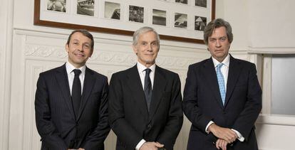 De izquierda a derecha, el director de Banca de Inversión, Mark Giacopazzi, el consejero delegado, Enrique Pérez-Plá y el director de inversiones, Beltrán de la Lastra.
