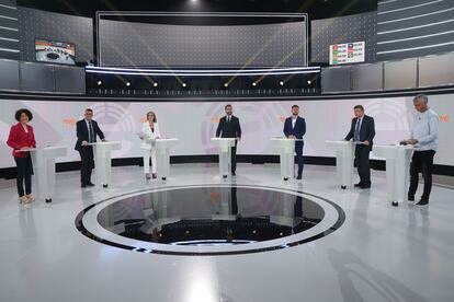 Los siete portavoces, además de atriles, antes de arrancar el debate en RTVE este jueves.