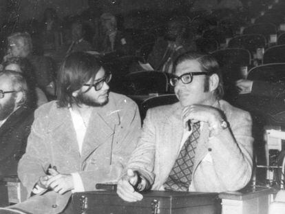 El sismólogo Cinna Lomnitz junto a su hijo Jorge en un Congreso en los 70.