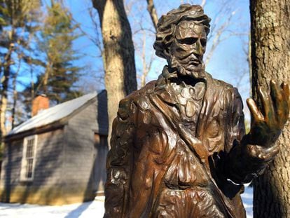 Estatua de Henry David Thoreau junto a una r&eacute;plica de su caba&ntilde;a en la reserva de Walden Pond en 2016.&nbsp;