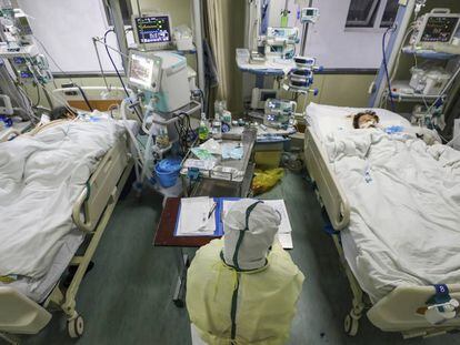 Afectados por el coronavirus ingresados en un hospital de Wuhan, este jueves. En vídeo, el número de muertes supera ya a las del SARS en 2003.