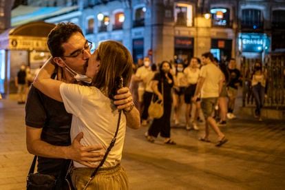 Una pareja poco después de las 00 horas, sin mascarilla en la Puerta del Sol (Madrid), en junio de 2021.