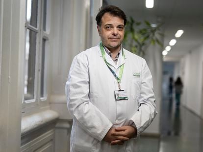 Emilio Salgado, responsable de la Unidad de Toxicología del Hospital Clínic, en los pasillos del centro sanitario.