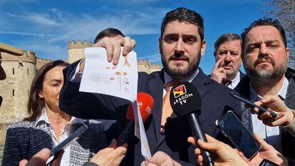 El vicepresidente de Aragón y diputado de Vox, Alejandro Nolasco, rompe un folleto sobre el Ramadán, en marzo en Huesca.