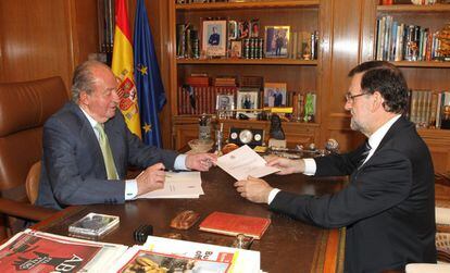 El Rey entrega el 2 de junio de 2014 el documento de su abdicación al presidente del Gobierno, Mariano Rajoy.