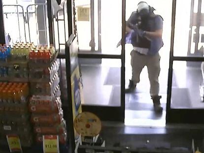 Ryan Christopher Palmeter, en una imagen de las cámaras de seguridad del comercio donde asesinó a tres personas en Florida.