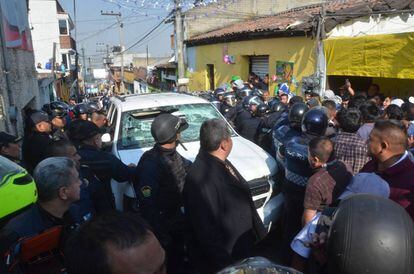 La Policía intenta impedir un linchamiento en una localidad mexicana en 2017.