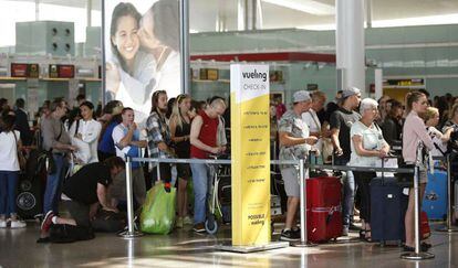 Colas en los mostradores de Vueling en la Terminal 1 del aeropuerto de El Prat, en Barcelona, durante el primer fin de semana de julio.