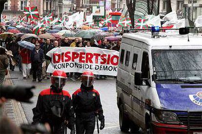 Aspecto de la manifestación en Bilbao durante la jornada de huelga convocada por Batasuna por la muerte de dos presos de ETA.