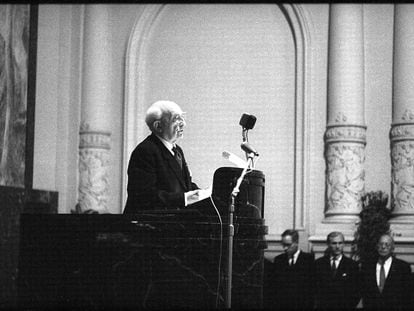 Salvador de Madariaga recibe el premio Hans Deutsch en Berna, el 3 de diciembre de 1963.