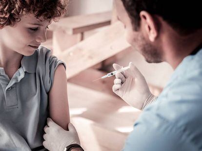 Un médico vacuna a un niño. 