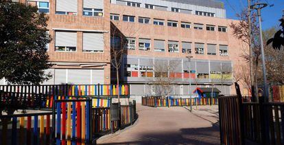 Edificio y patio de juegos del colegio El Porvenir en la calle Bravo Murillo, en Madrid, desiertos tras el cierre por la pandemia.