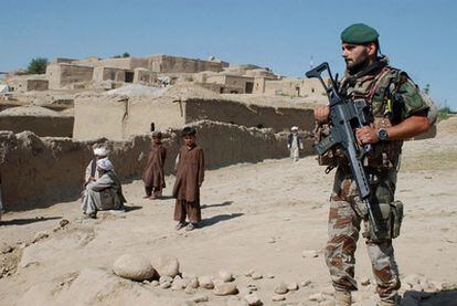 Un soldado español de las fuerzas de la ISAF hace guardia en la provincia afgana de Badghis, donde se produjo el ataque.