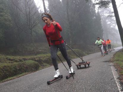 Las cuatro deportistas de la expedici&oacute;n, con Lago a la cabeza, durante uno de sus entrenamientos.