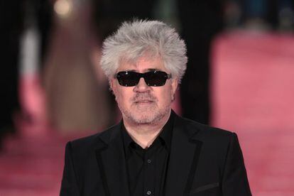 El director Pedro Almodovar, en la alfombra roja a su llegada a la Gala de los XXVI Premios Goya.