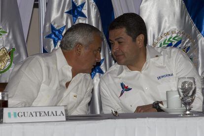 Los presidentes de Honduras y Guatemala, Juan Orlando Hern&aacute;ndez (d) y Otto P&eacute;rez.
