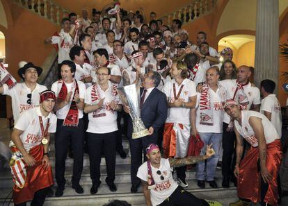 El Alcalde de Sevilla, Juan Ignacio Zoido, recibe a los jugadores del Sevilla en el ayuntamiento de la capital hispalense.