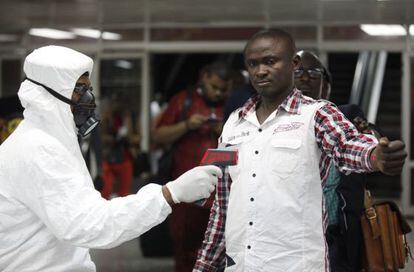 Controles en el aeropuerto de Lagos, Nigeria.