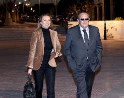 El ex presidente de la Diputación de Castellón y presidente del PP provincial, Carlos Fabra, acompañado por su hija Andrea acude a la misa en recuerdo de Fraga Iribarne organizada por el PP castellonés. EFE/Archivo